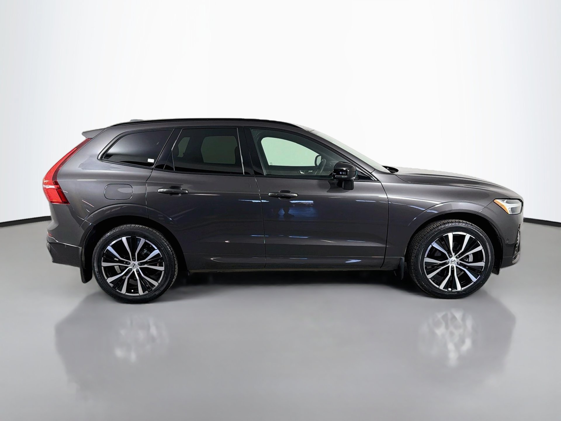 Certified 2024 Volvo XC60 B5 Plus w/ Protection Package Premier AWD/4WD image 5