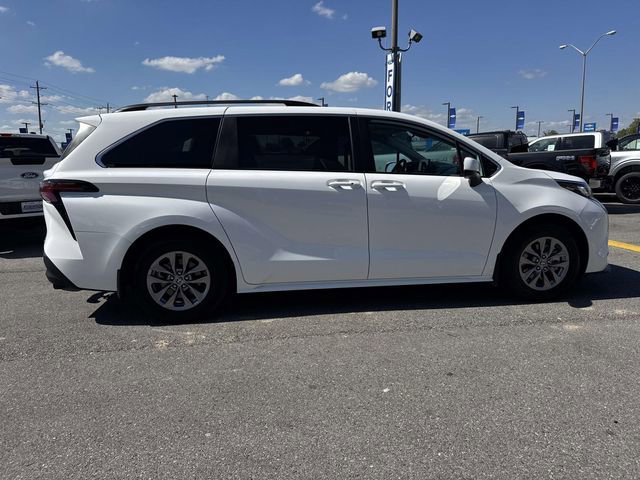 Used 2022 Toyota Sienna LE image 4