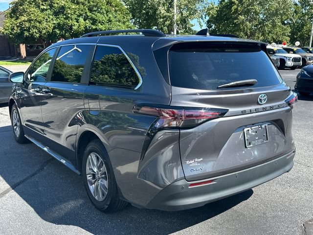Used 2025 Toyota Sienna XLE FWD image 5