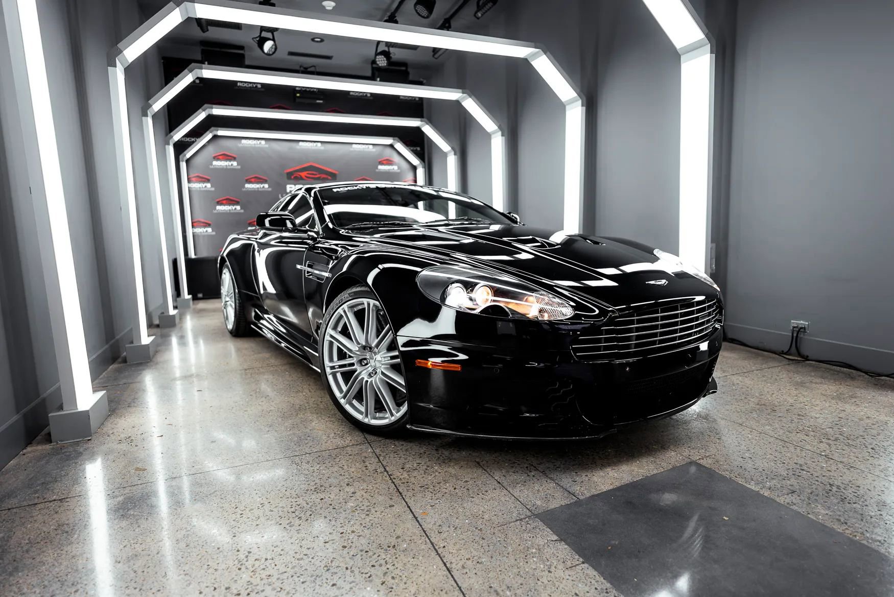 Used 2009 Aston Martin DBS Coupe RWD image 3