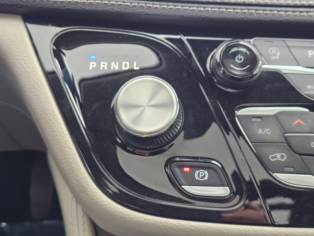 Used 2023 Chrysler Pacifica Limited FWD image 38