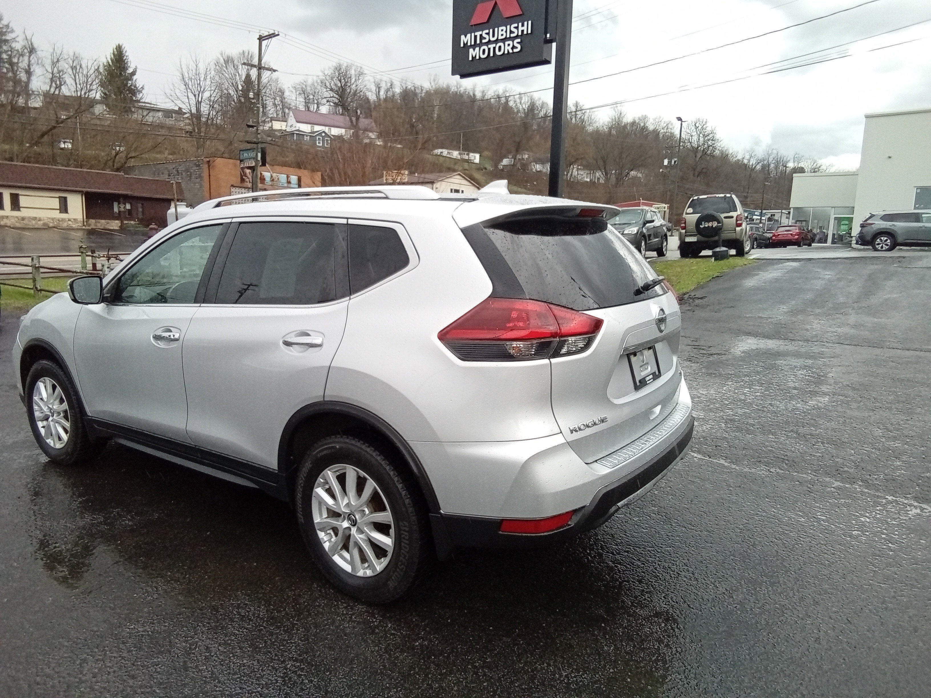 Used 2018 Nissan Rogue SV image 6