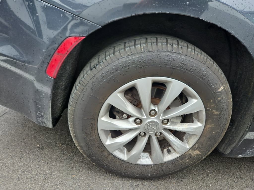 Used 2019 Chrysler Pacifica Touring Plus w/ Cold Weather Group FWD image 3