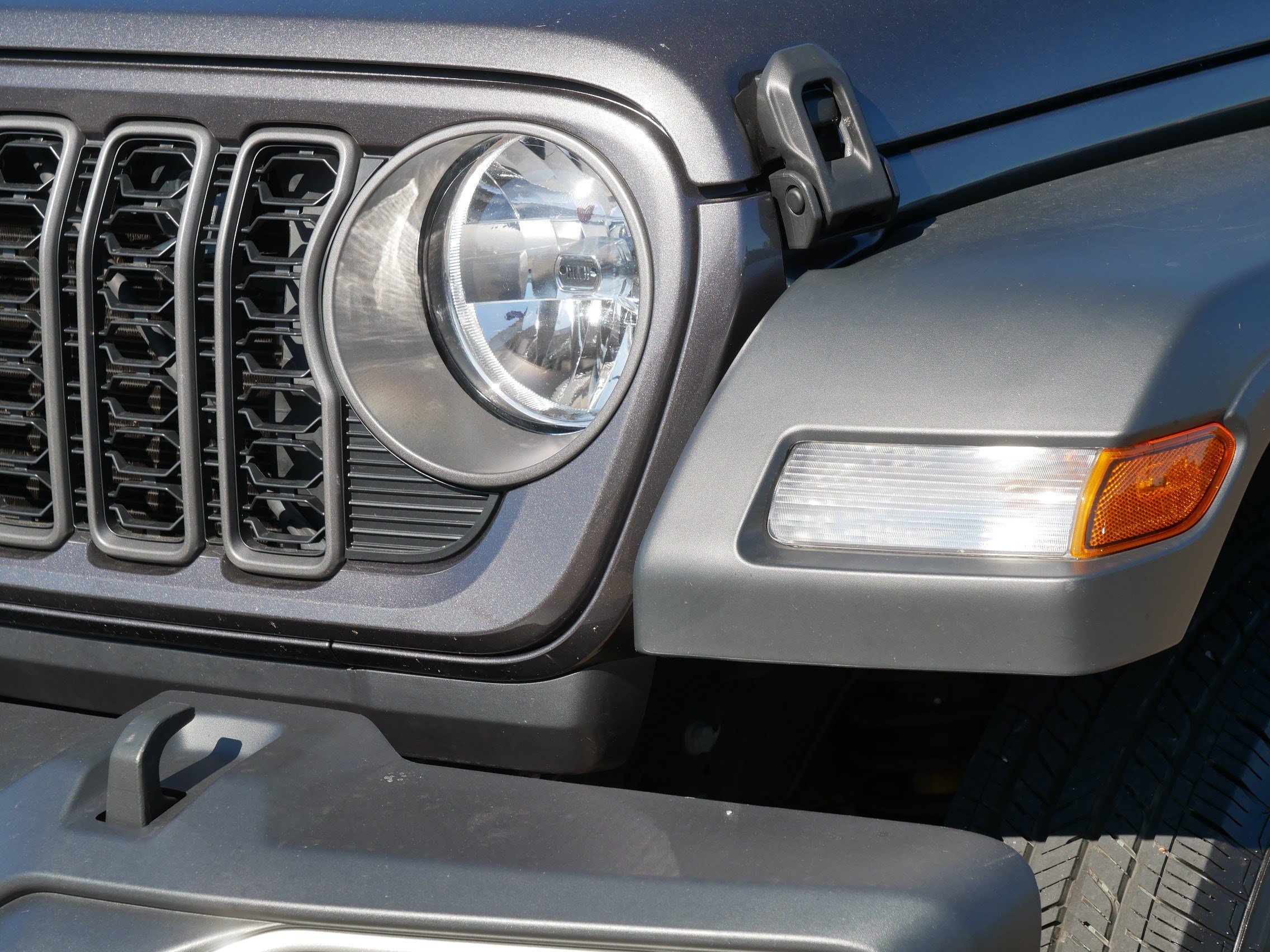 Used 2025 Jeep Gladiator Sport AWD/4WD image 16