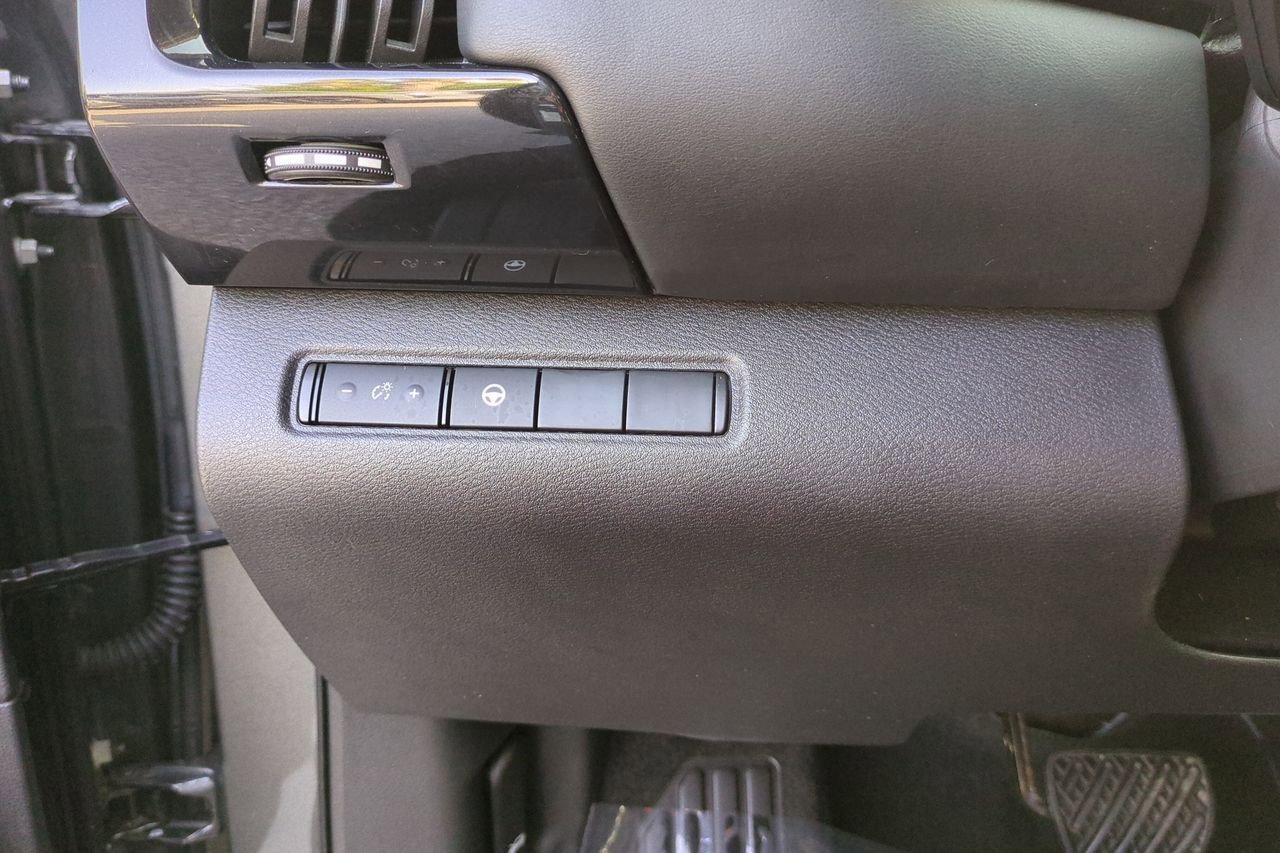 Certified 2023 Nissan Pathfinder SV FWD image 18