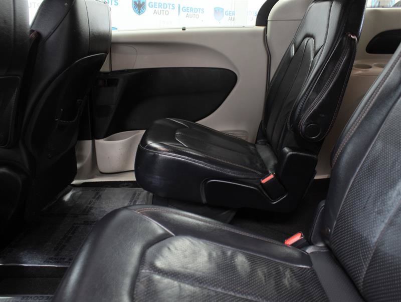 Used 2018 Chrysler Pacifica Touring-L FWD image 16