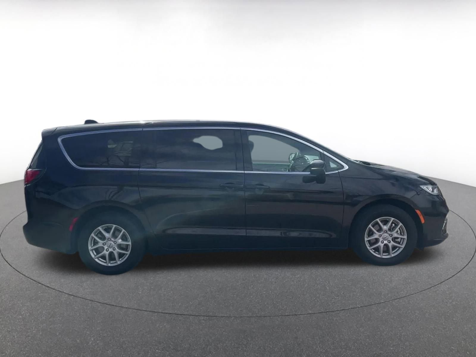 Used 2025 Chrysler Pacifica Select image 16