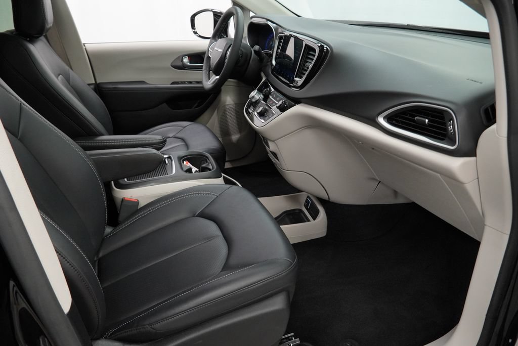 Certified 2024 Chrysler Pacifica Touring-L FWD image 47