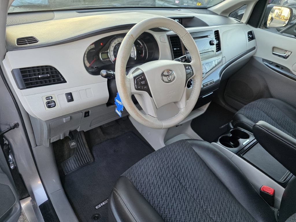 Used 2014 Toyota Sienna SE FWD image 16
