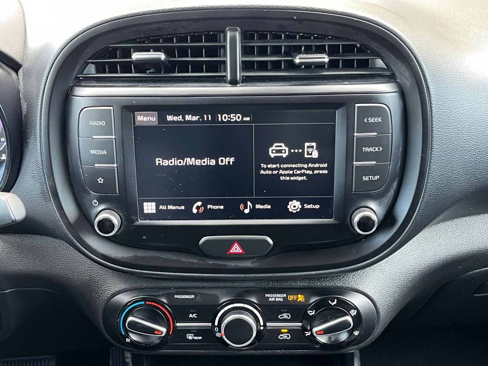 Used 2025 Kia Soul LX w/ LX Technology Package FWD image 17