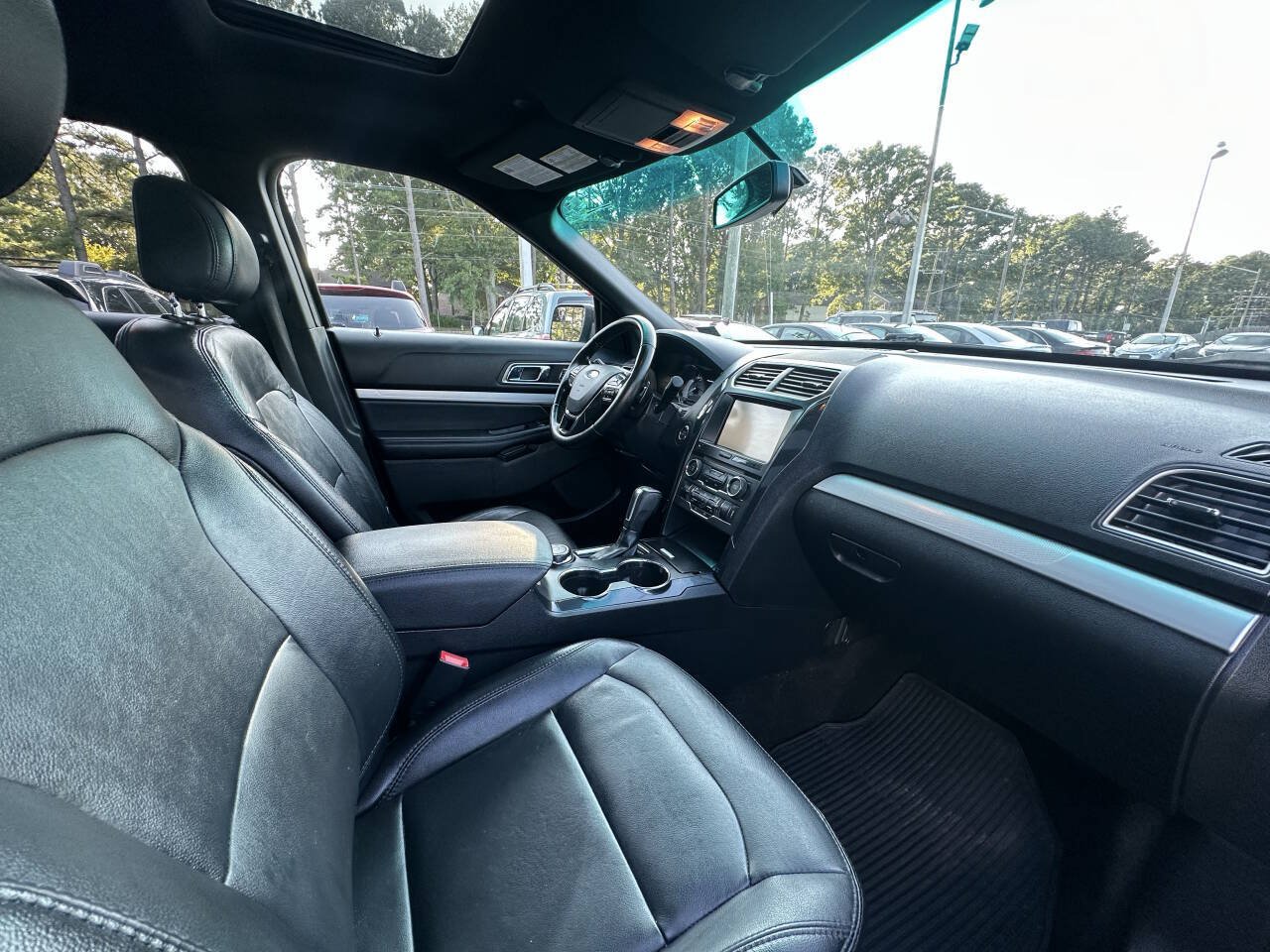 Used 2016 Ford Explorer XLT w/ Equipment Group 202A AWD/4WD image 16