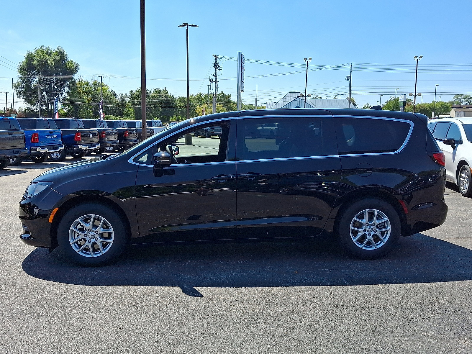 New 2026 Chrysler Voyager LX image 5