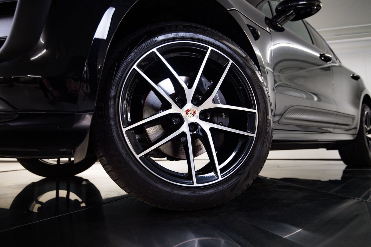 Certified 2024 Porsche Macan AWD/4WD image 12
