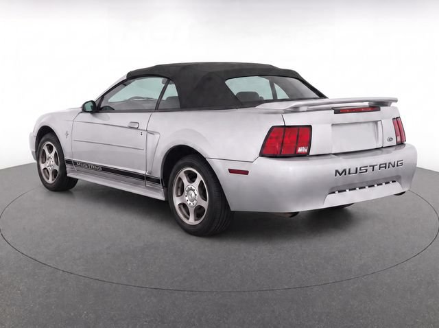 Used 2003 Ford Mustang Convertible RWD image 3