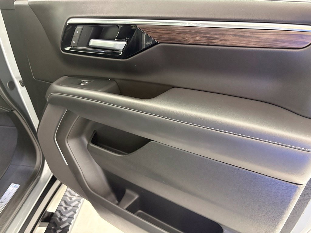 Used 2025 Chevrolet Suburban Z71 AWD/4WD image 47