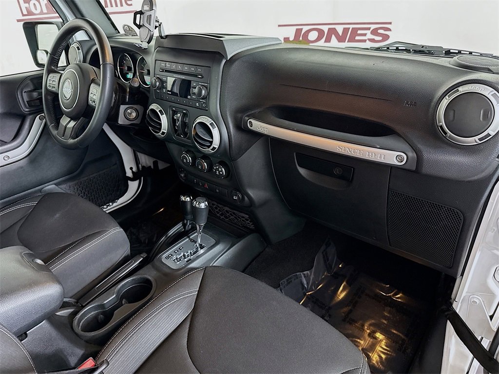 Used 2017 Jeep Wrangler Unlimited Rubicon w/ Connectivity Group image 29