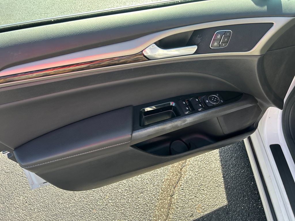 Used 2014 Ford Fusion Energi SE FWD image 12