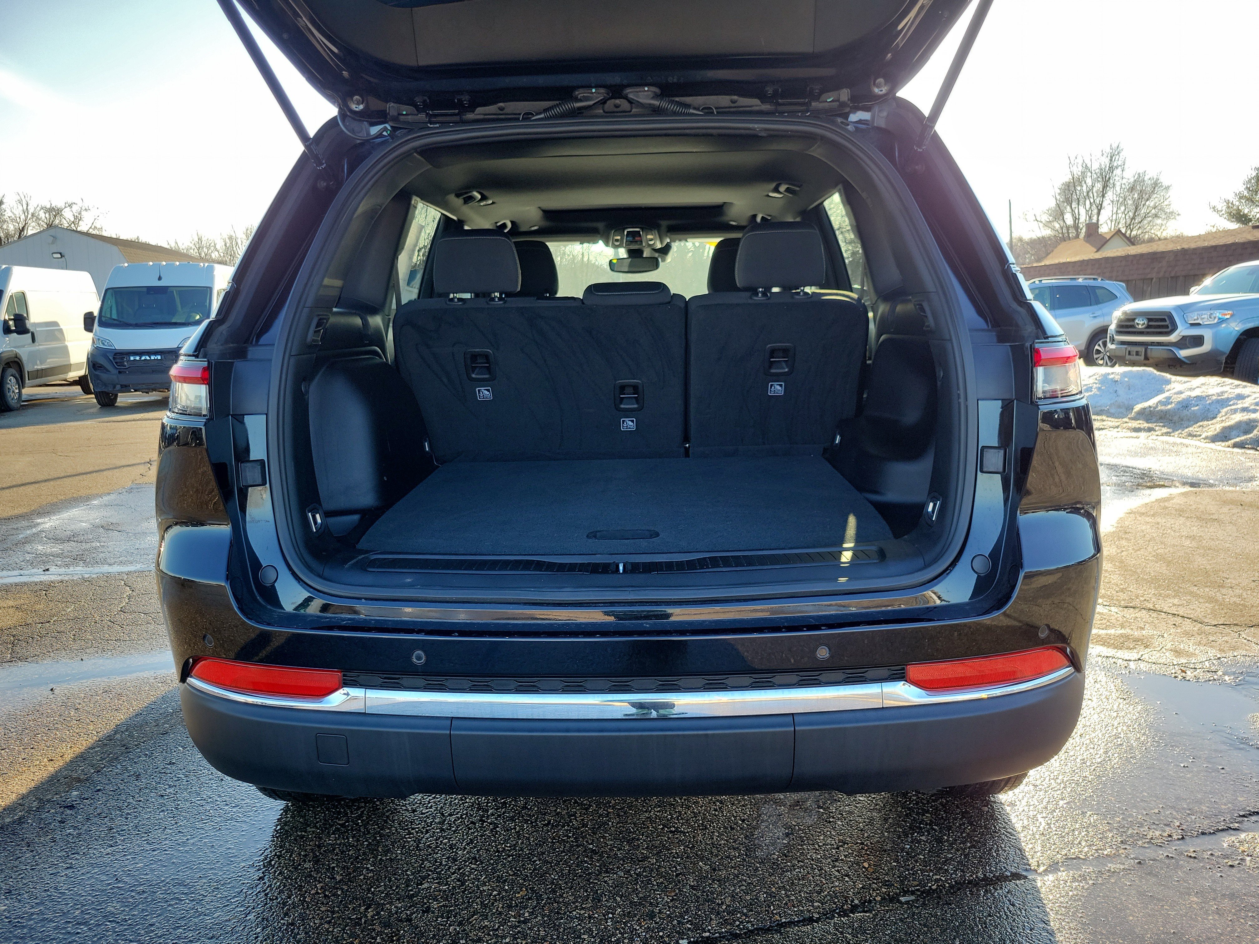 Used 2024 Jeep Grand Cherokee Laredo X image 20