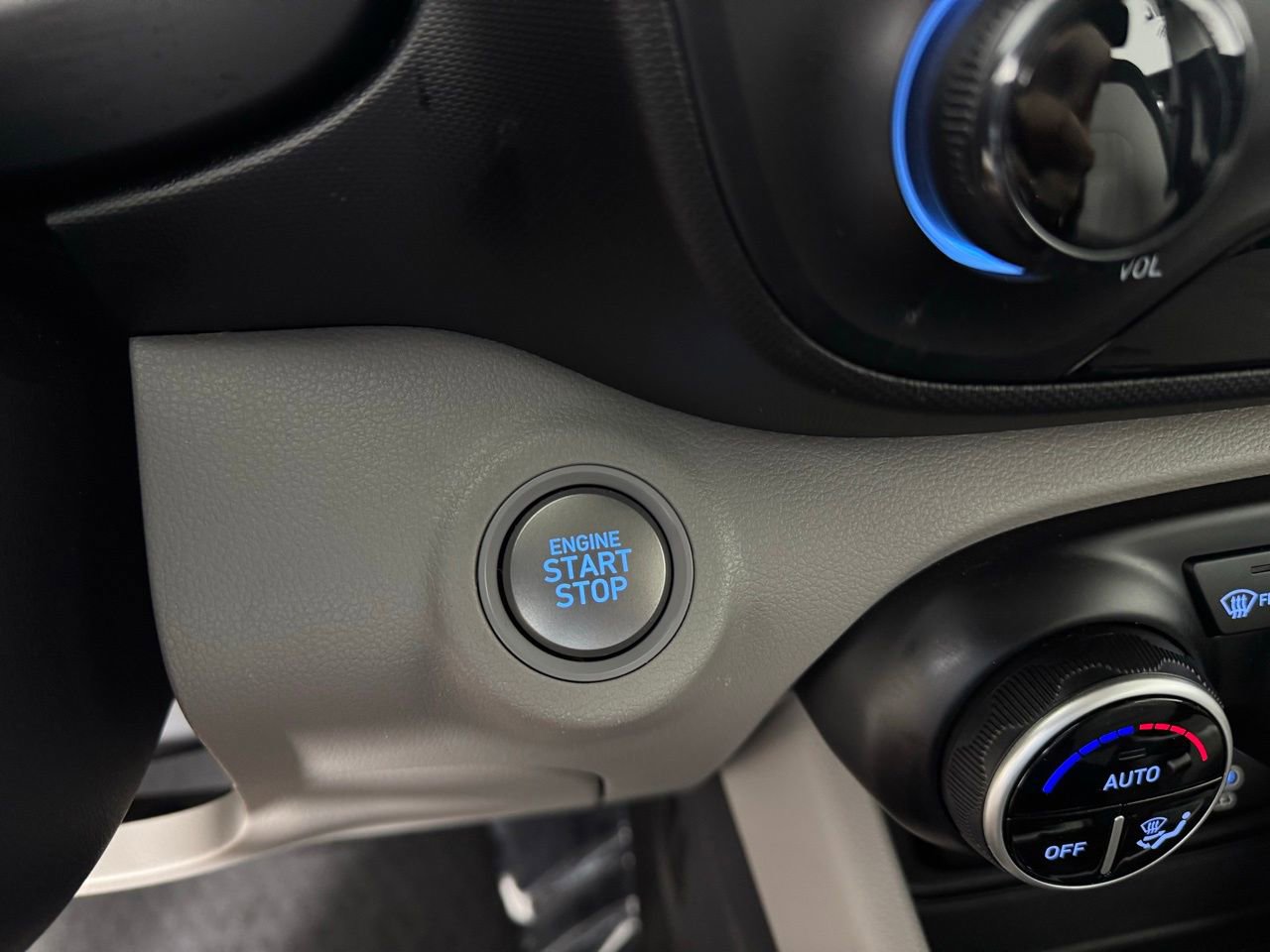 Used 2025 Hyundai Venue SEL image 20