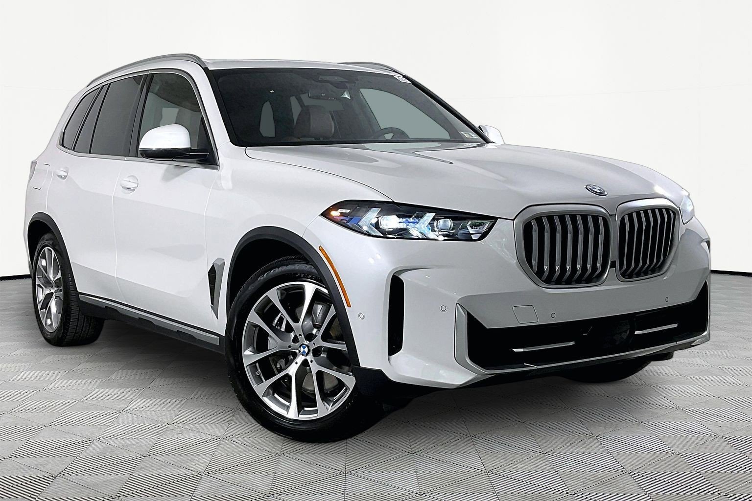 Certified 2026 BMW X5 xDrive50e w/ Executive Package AWD/4WD image 4