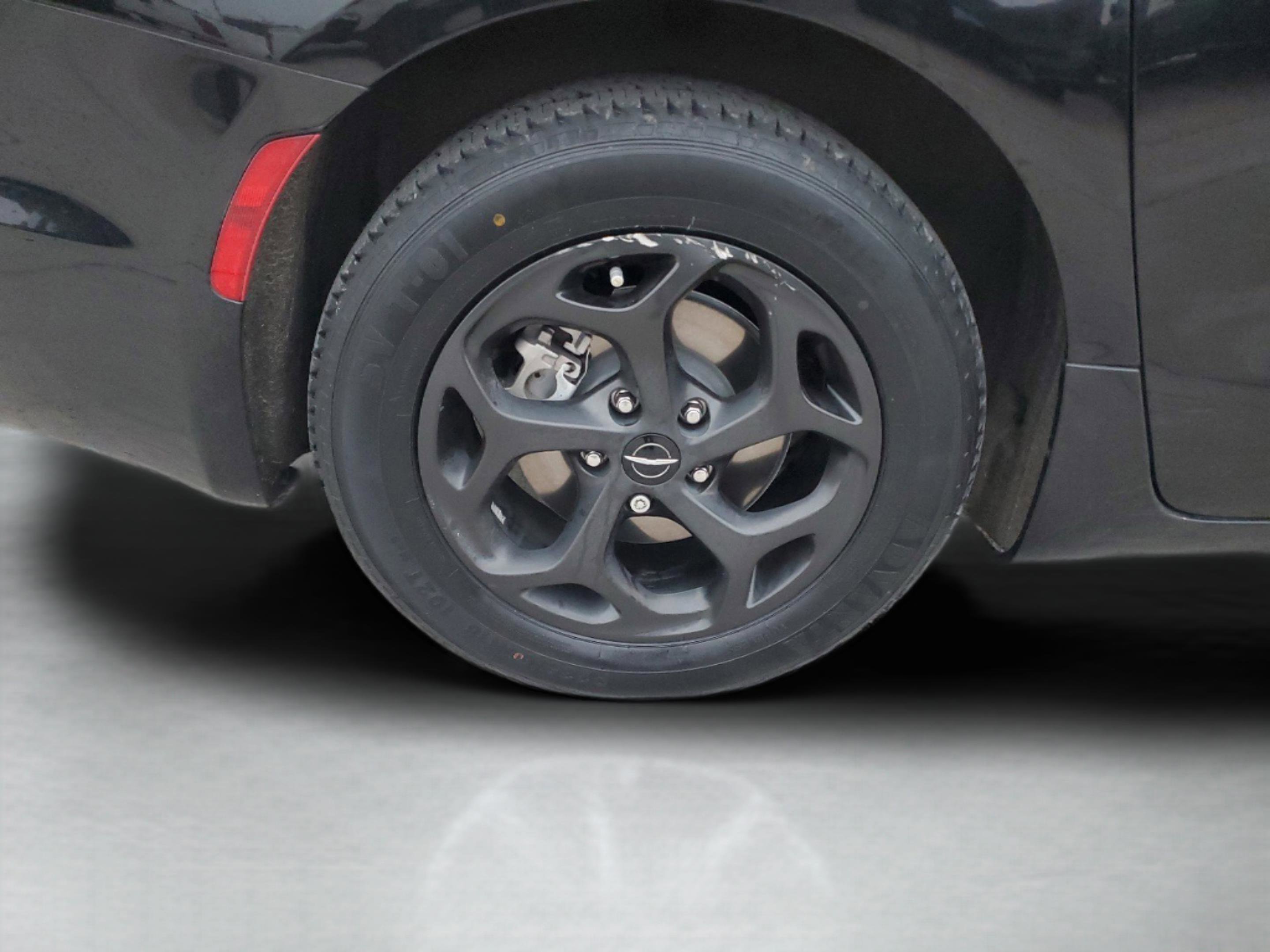 Used 2021 Chrysler Pacifica Limited w/ Uconnect Theater Family Group image 27