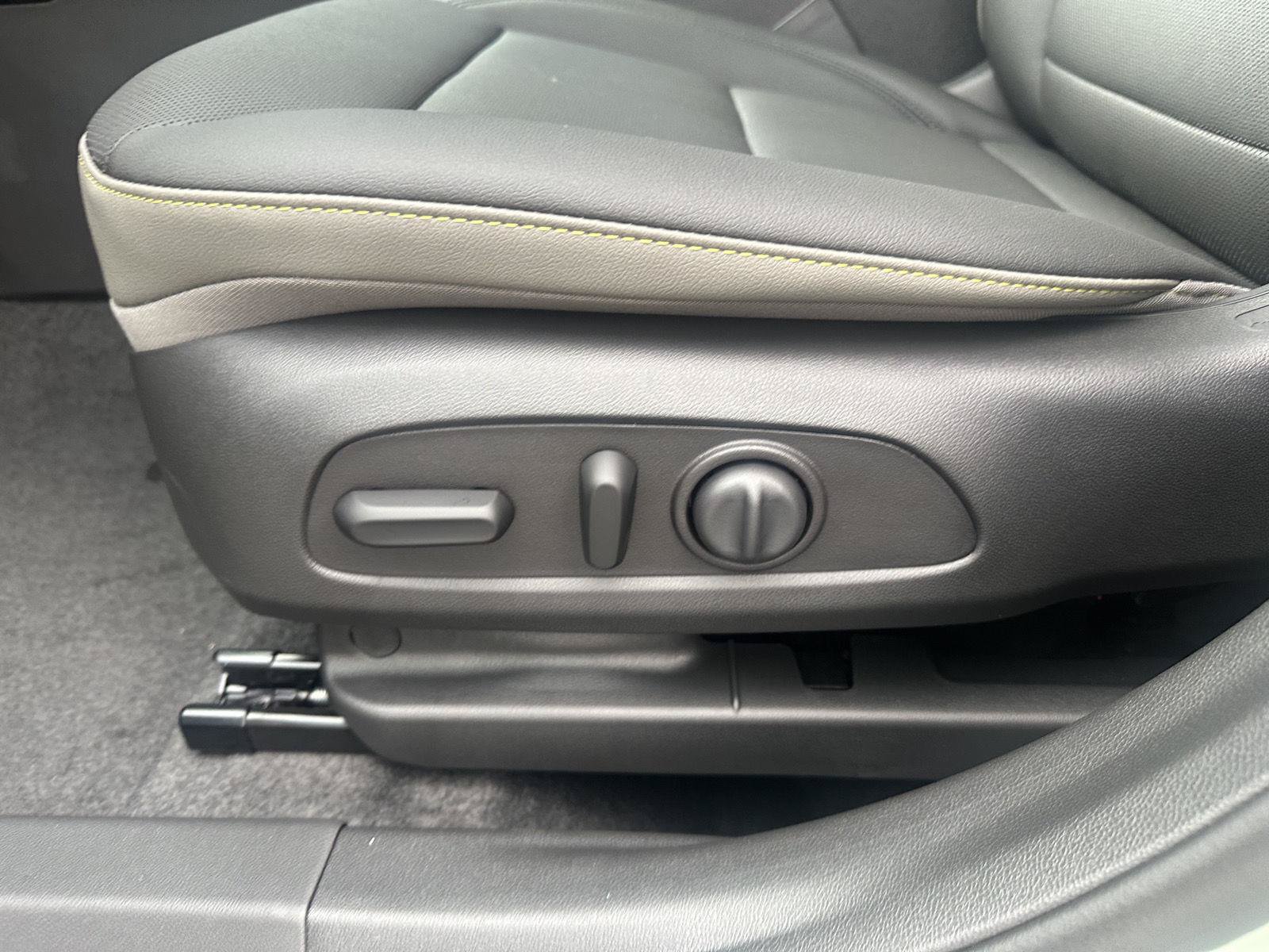 New 2026 Chevrolet Trax ACTIV w/ Sunroof Package FWD image 28