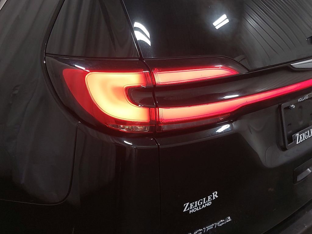 Used 2025 Chrysler Pacifica Select image 36