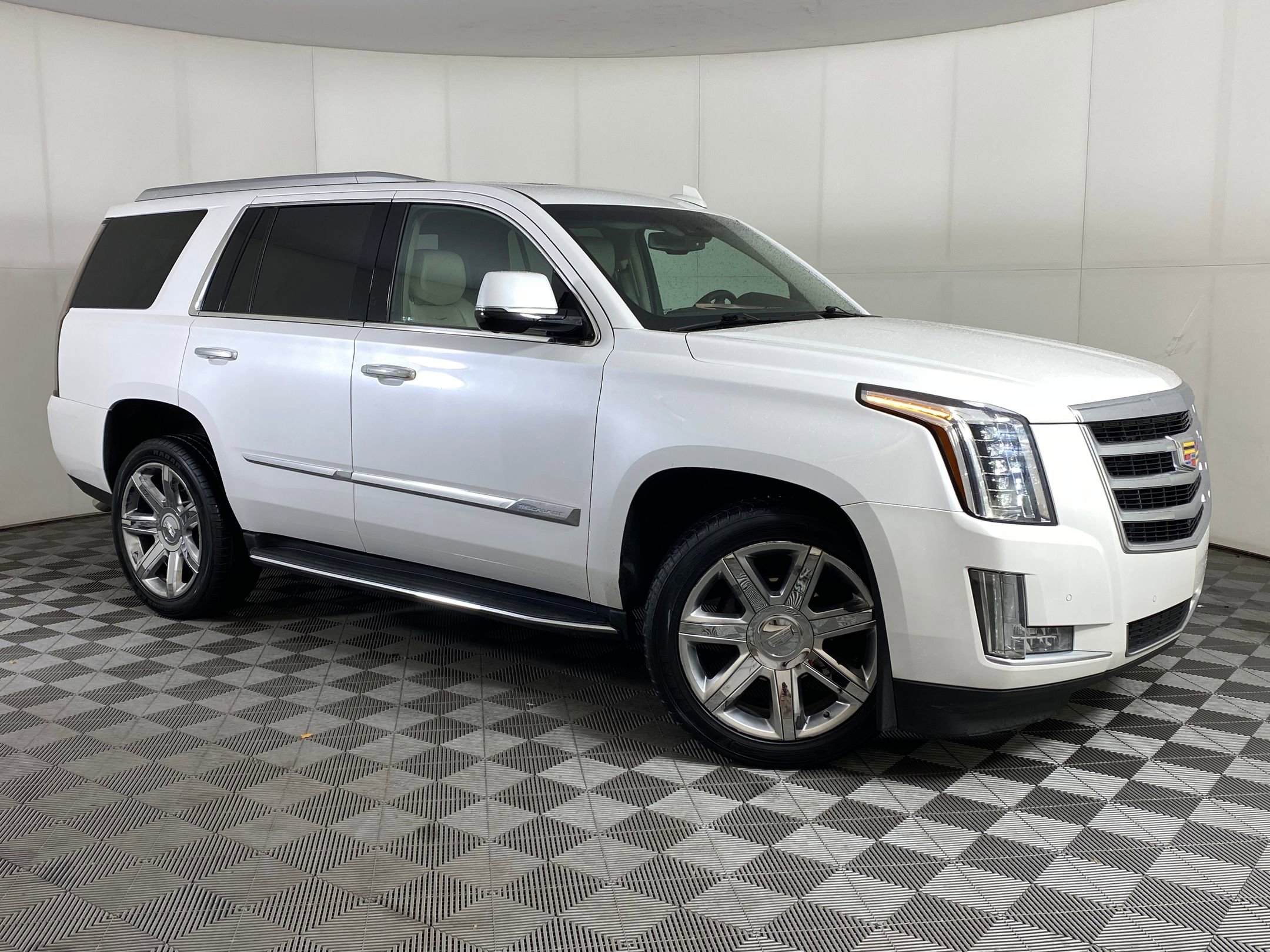 Used 2016 Cadillac Escalade Luxury image 6