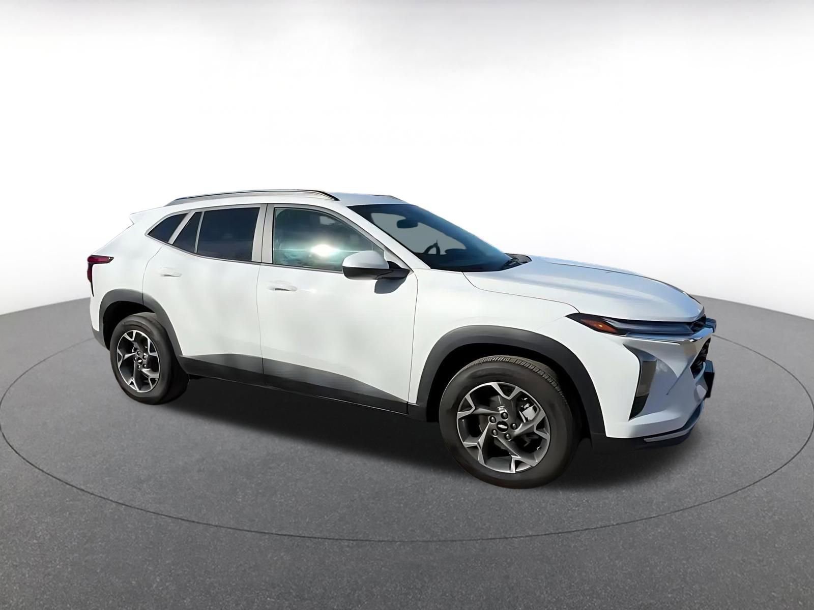 Used 2025 Chevrolet Trax LT image 2