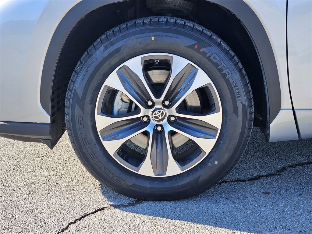 Certified 2023 Toyota Highlander XLE image 12