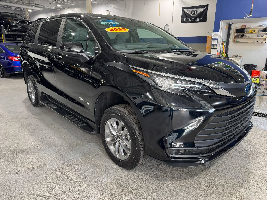 Used 2025 Toyota Sienna LE image 3