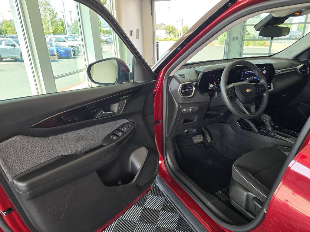 Used 2025 Chevrolet TrailBlazer LT AWD/4WD image 32