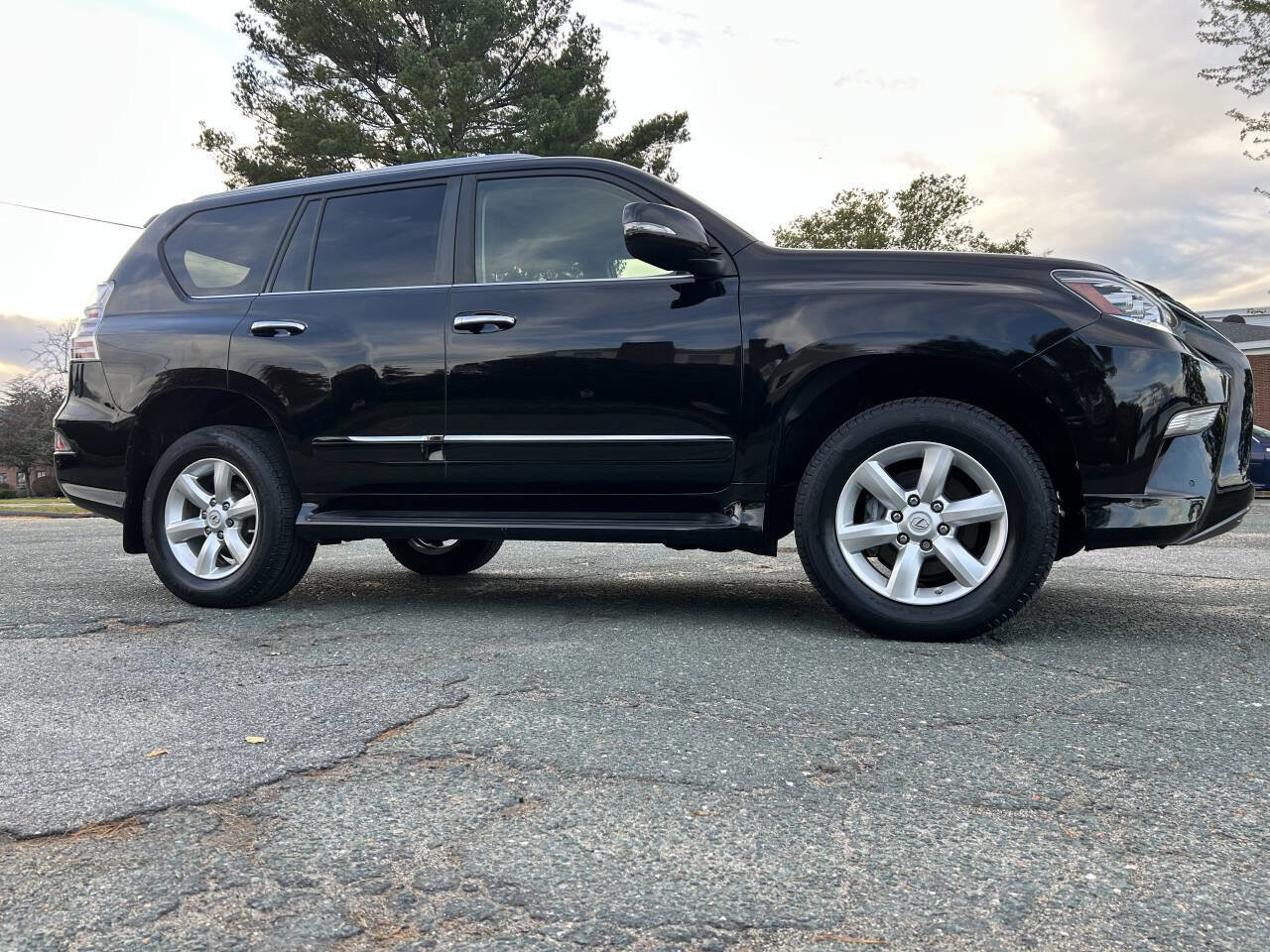 Used 2018 Lexus GX 460 image 24