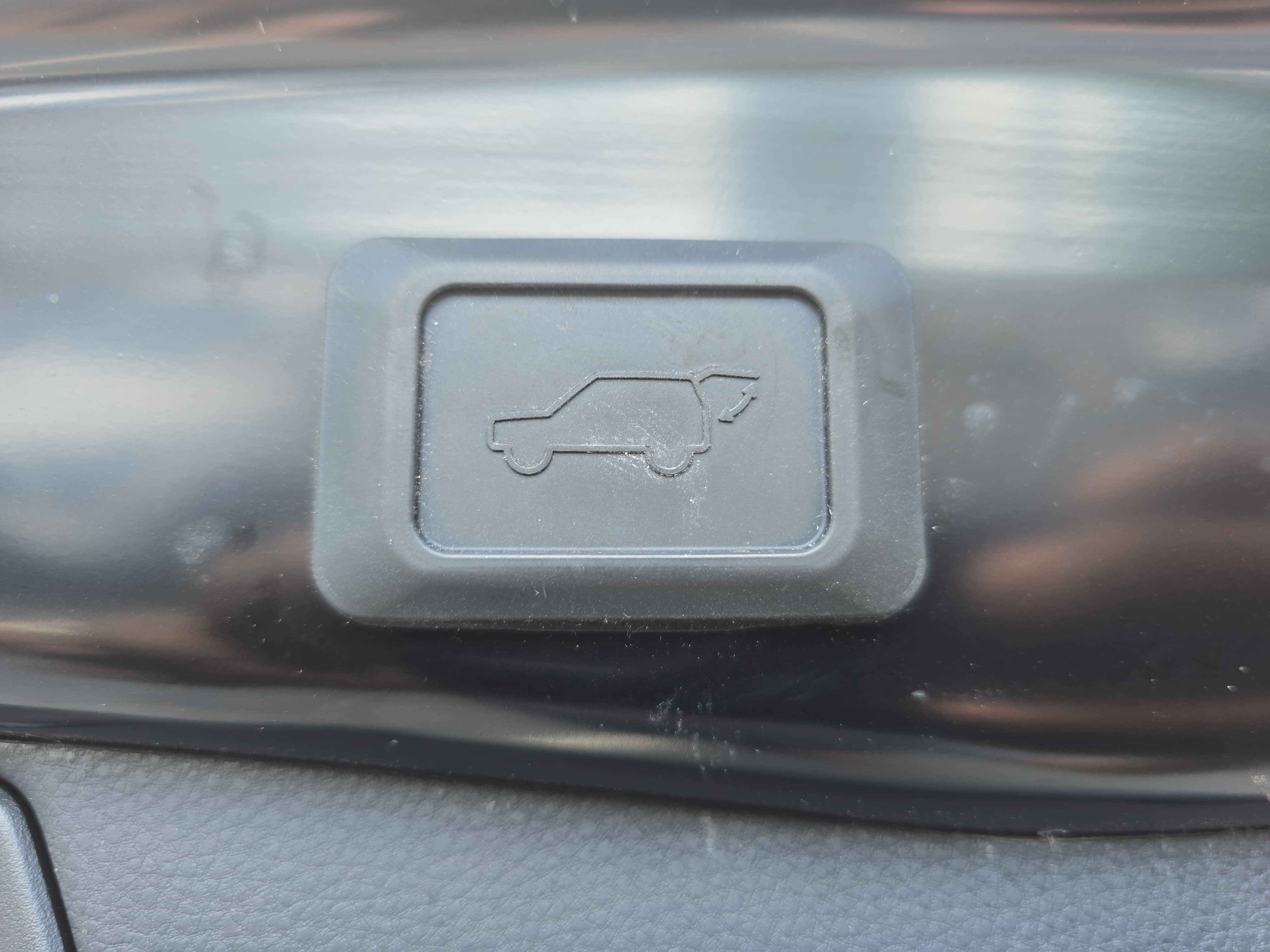 Used 2021 Toyota RAV4 XLE w/ Convenience Package FWD image 12