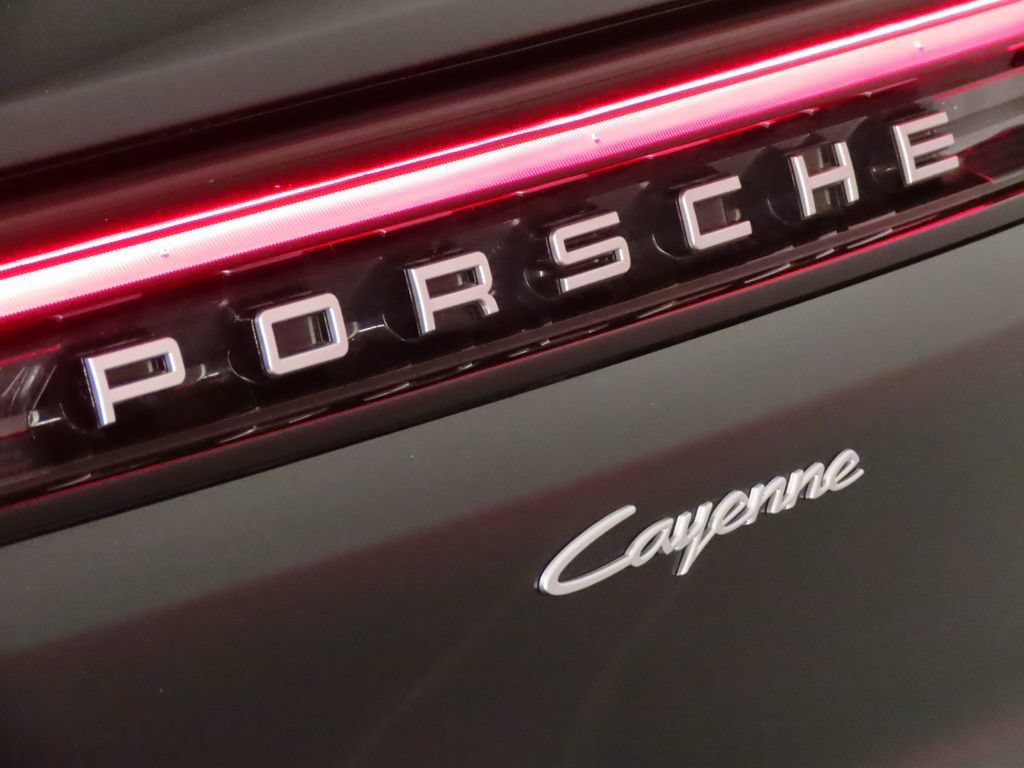 Certified 2024 Porsche Cayenne AWD/4WD image 12