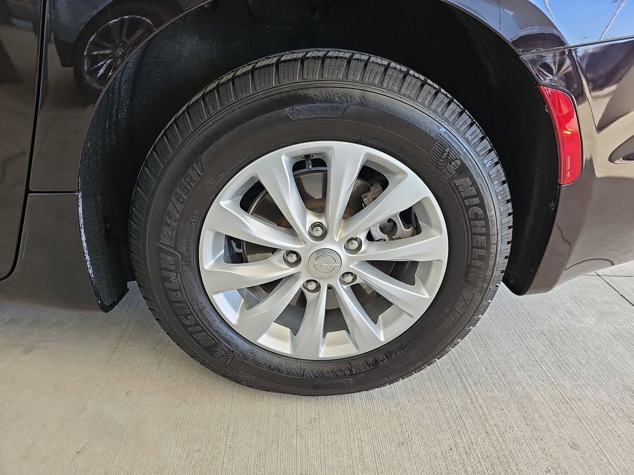 Used 2017 Chrysler Pacifica Touring-L image 39