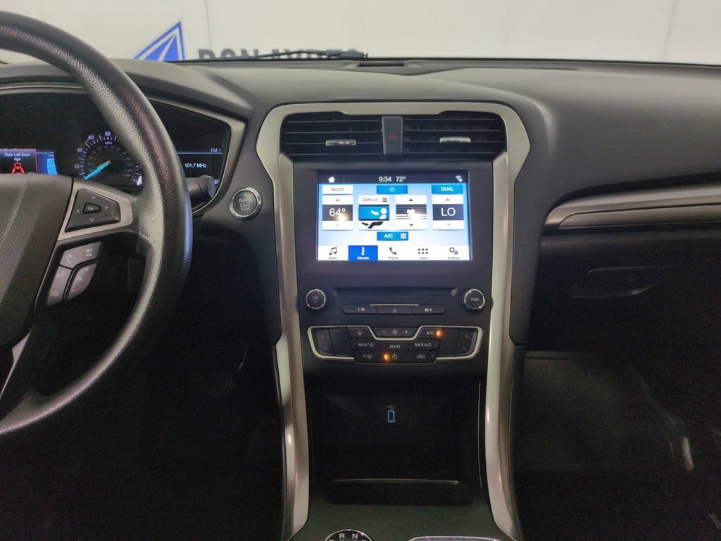 Used 2018 Ford Fusion SE w/ Fusion SE Technology Package FWD image 19