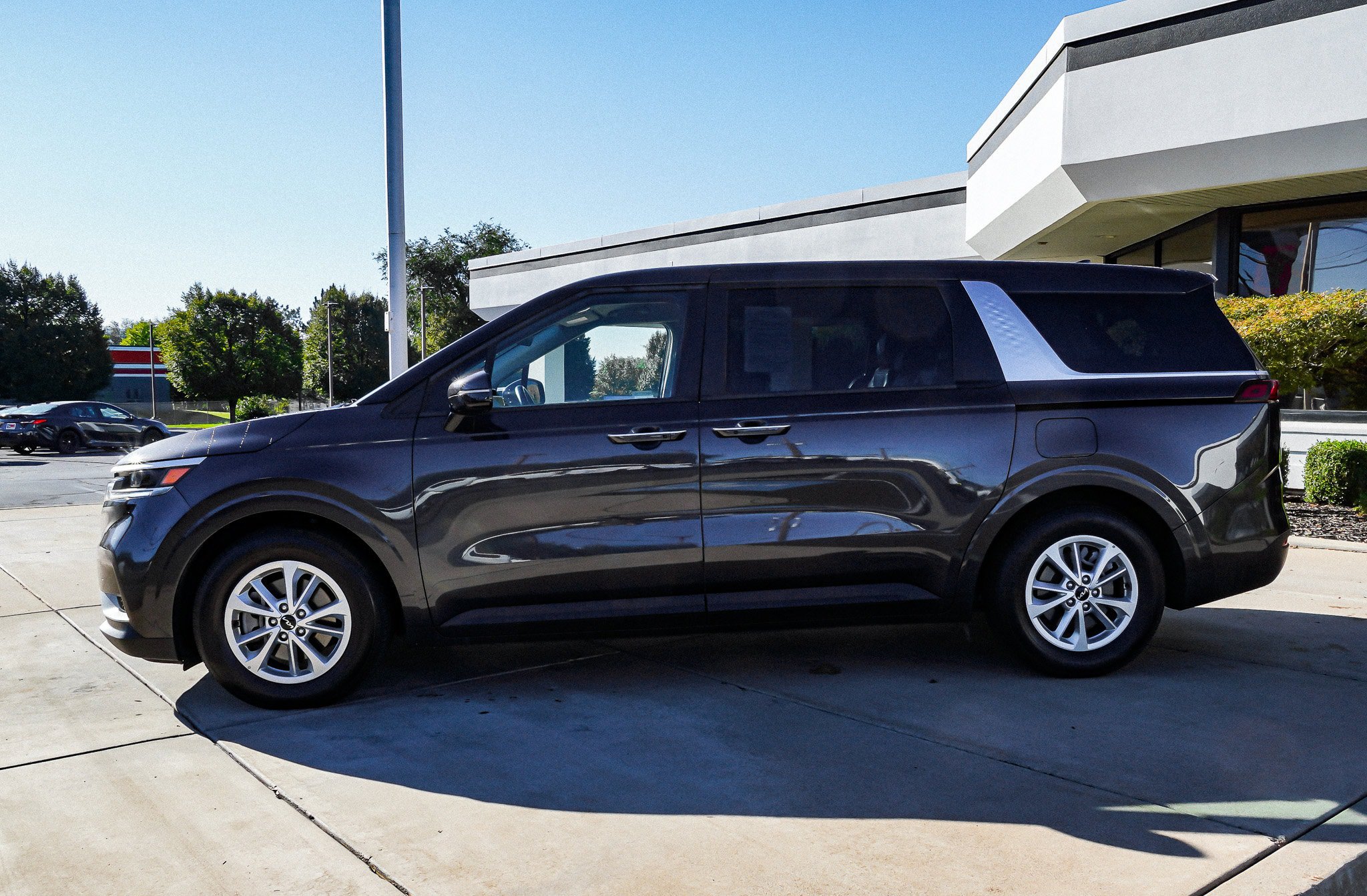 Used 2024 Kia Carnival LX FWD image 5