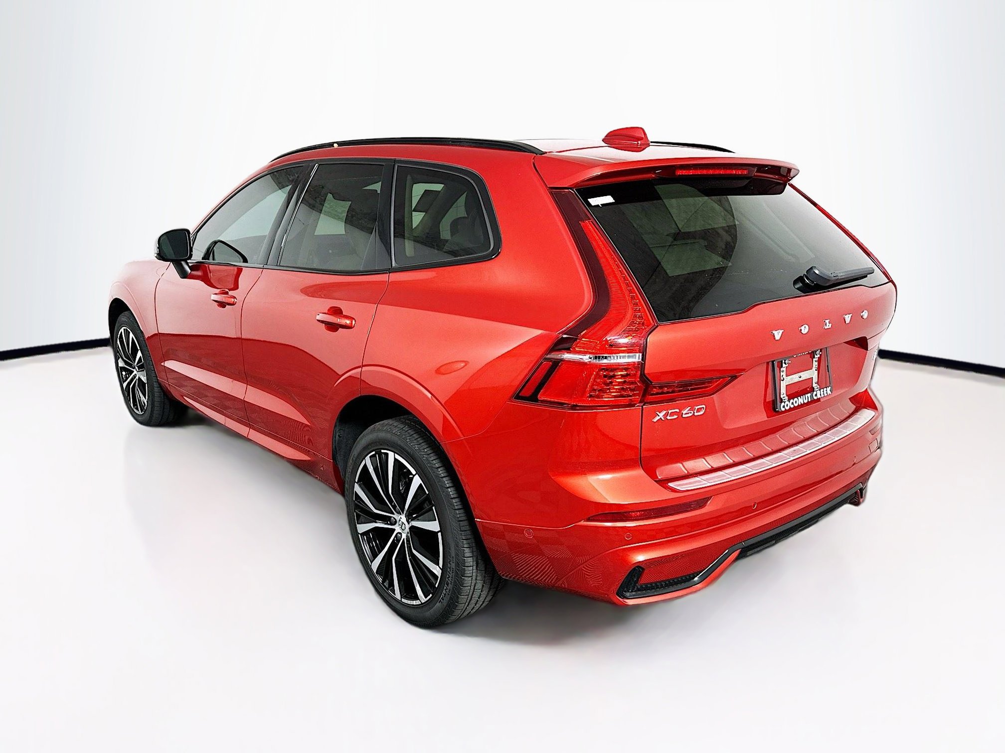 Used 2023 Volvo XC60 B5 Plus w/ Protection Package Premier image 5