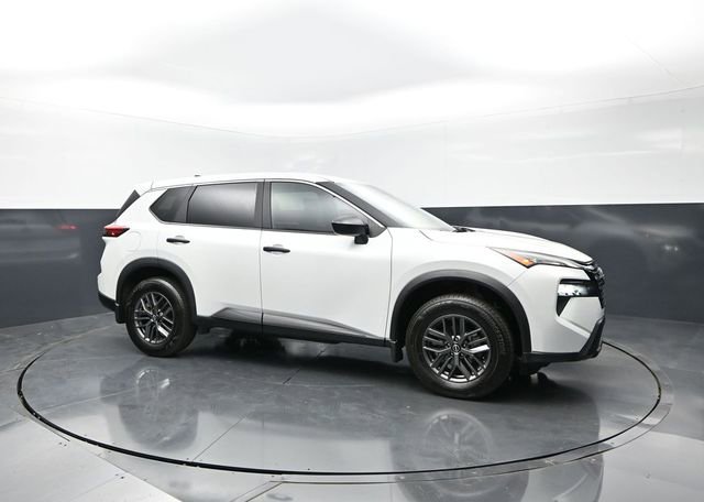 Used 2025 Nissan Rogue S FWD image 2
