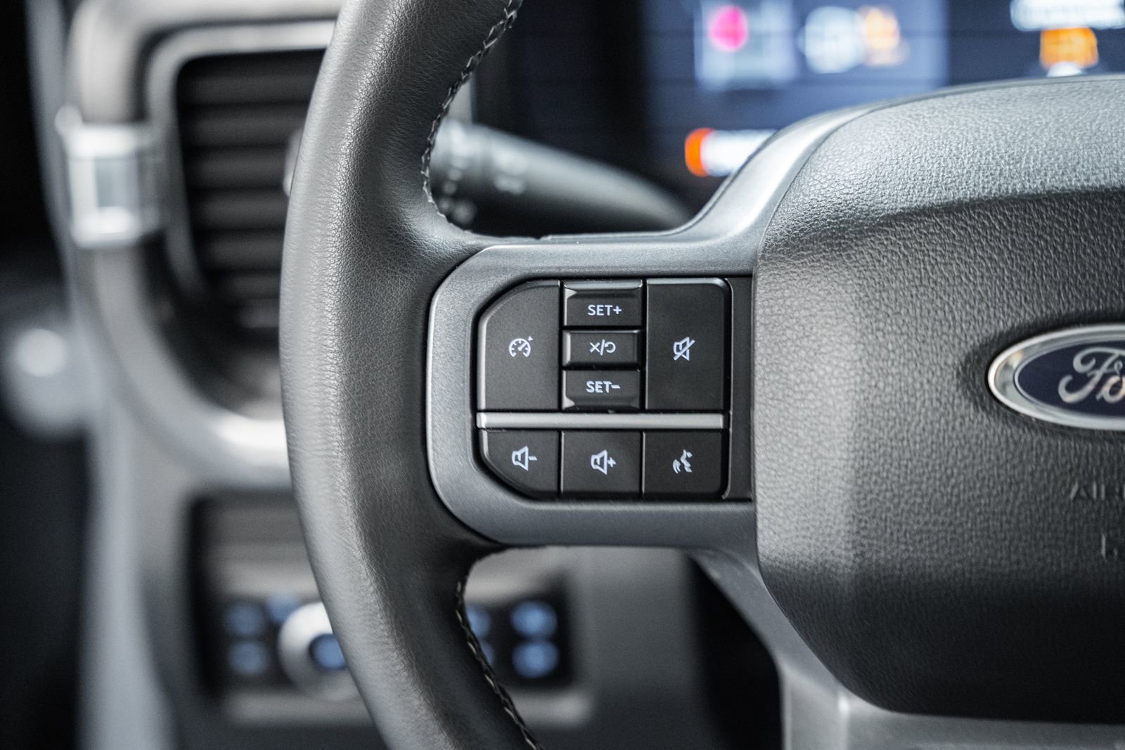 Used 2025 Ford F250 Lariat w/ Black Appearance Package image 36