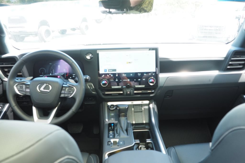 Used 2025 Lexus GX 550 w/ Accessory Package (31) AWD/4WD image 18