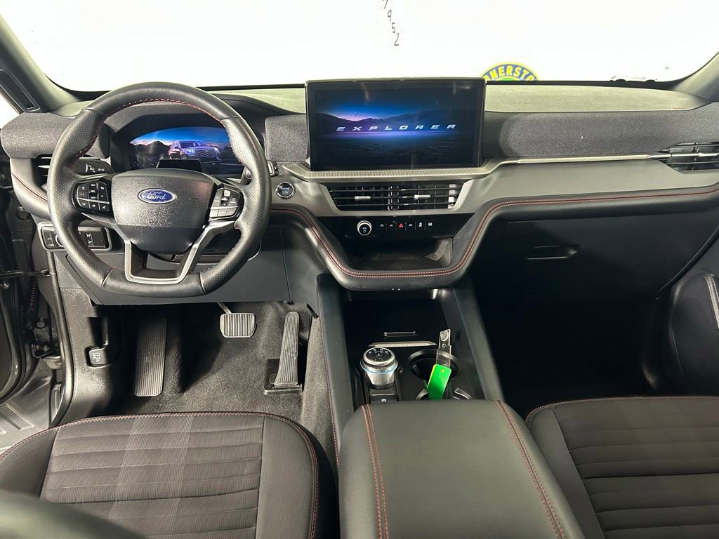 Used 2025 Ford Explorer ST-Line w/ ST-Line Street Pack AWD/4WD image 7