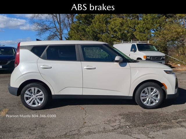 Used 2022 Kia Soul LX image 3