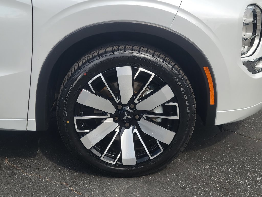 Used 2025 Mitsubishi Outlander AWD image 30