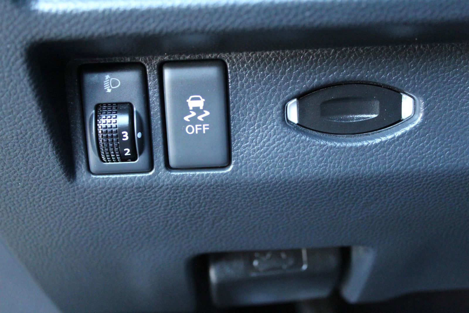 Used 2017 INFINITI QX70 3.7 w/ Premium Package image 31