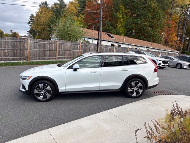Used 2022 Volvo V60 T5 Cross Country AWD/4WD image 16