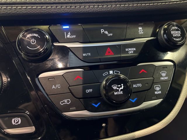 Used 2024 Chrysler Pacifica Select image 33