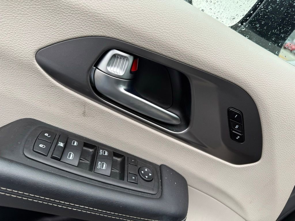 Used 2023 Chrysler Pacifica Touring-L image 11