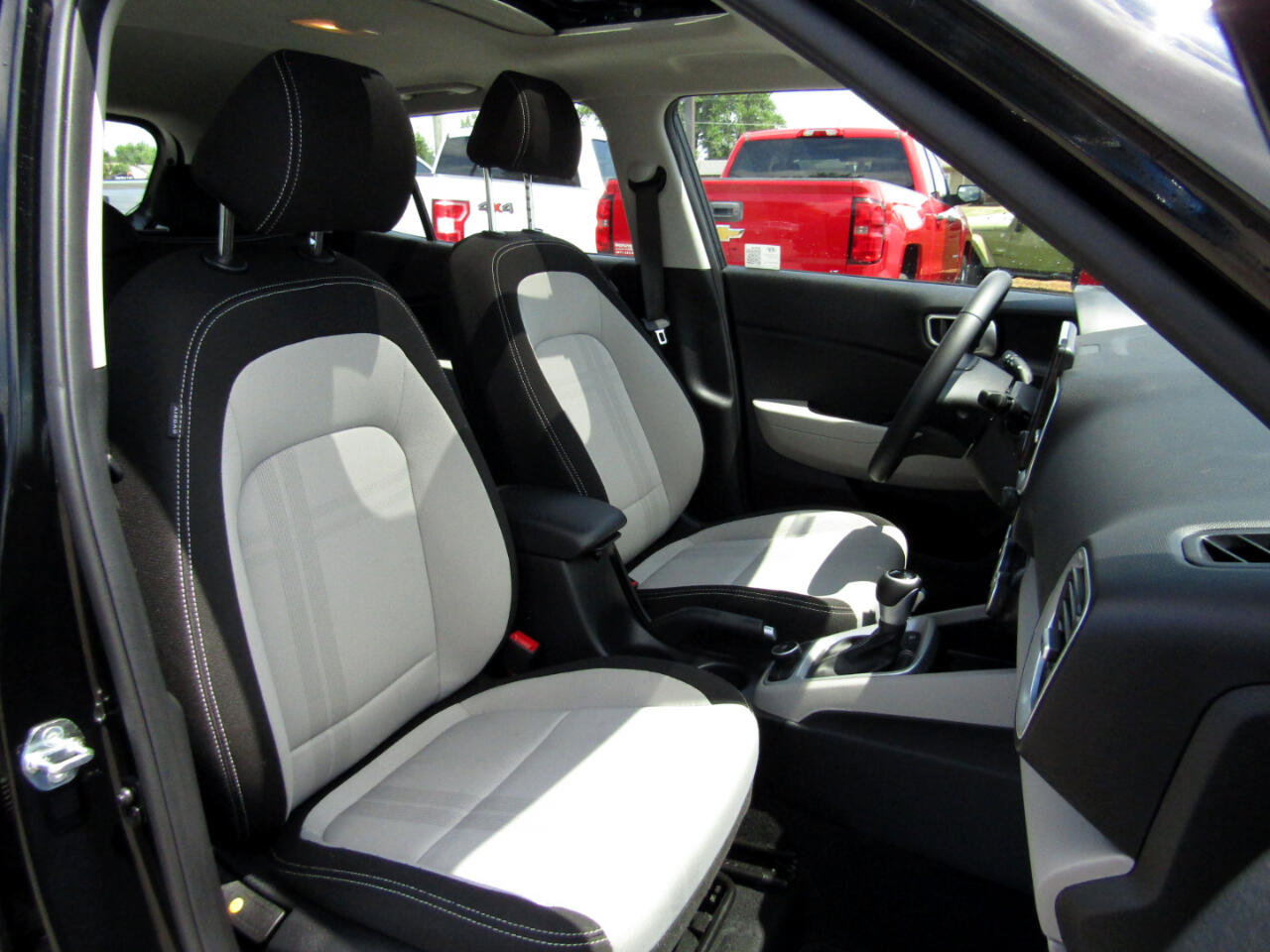 Used 2024 Hyundai Venue SEL image 28